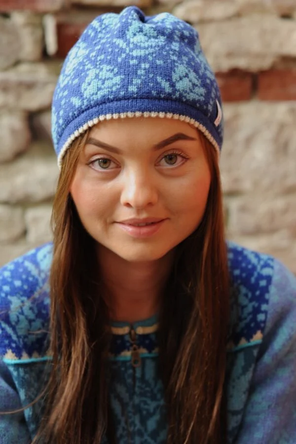 Wool hat with roses