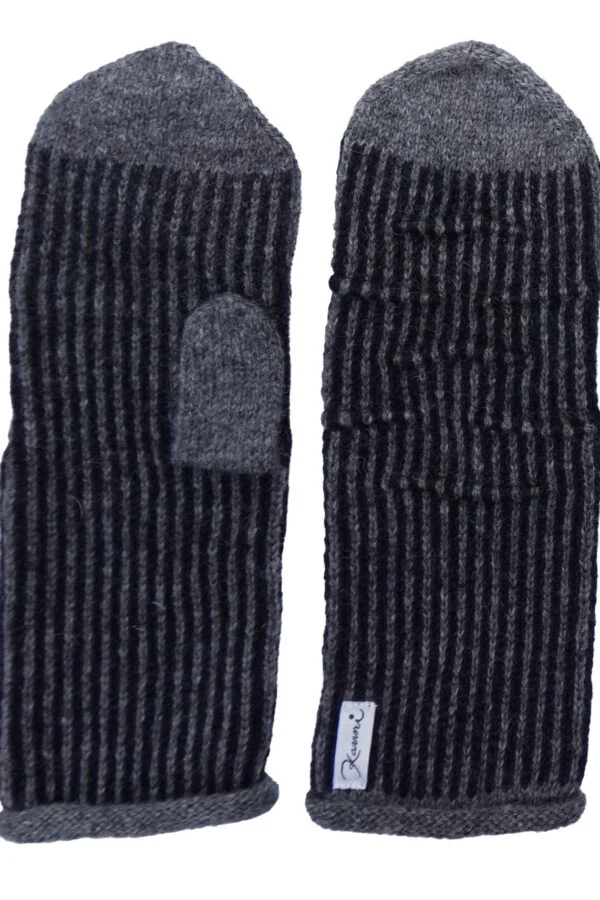 Wool mittens with cord pleats and stripe pattern