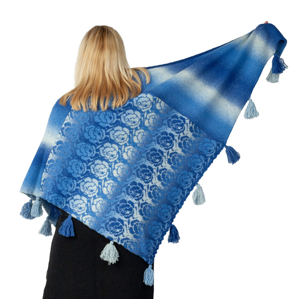 Wool triangle shawl with roses - Image 2