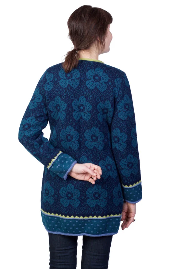 Lange Strickjacke aus Wolle mit Blumen