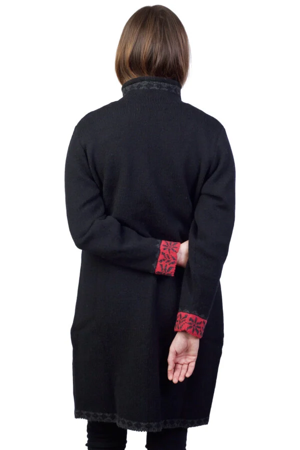 Lange Wolljacke mit hohem Kragen und Futter