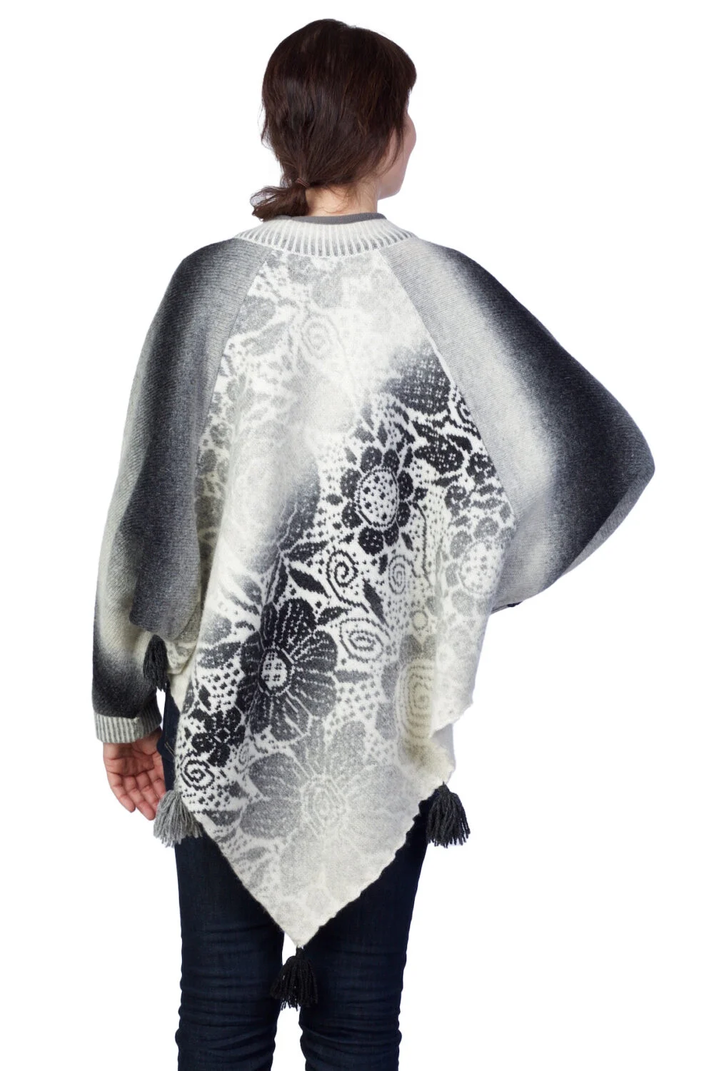 Dreieckiger Wollponcho mit großen Blumen