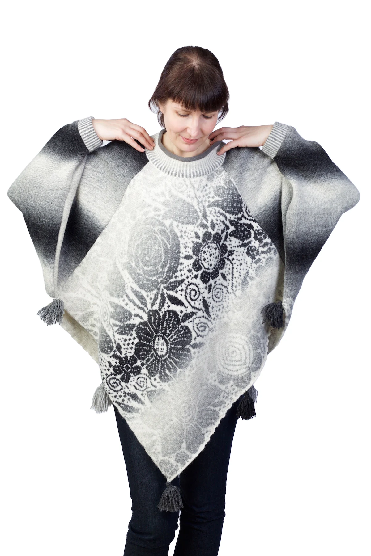 t-504-ec-wool-triangle-poncho-big-flowers-front Dreieckiger Wollponcho mit großen Blumen