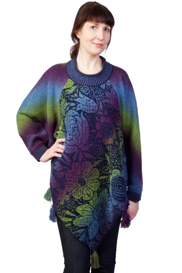Trekantet uldponcho med store blomster