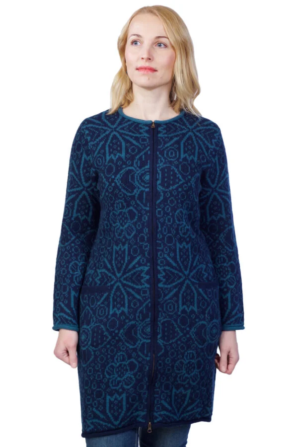 Lange Strickjacke aus Wolle mit Kornblumen und Taschen