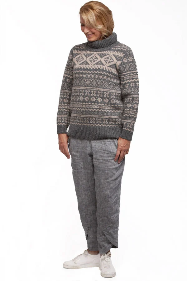 Wollpullover mit magischen Schutzsymbolen