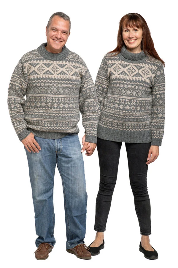 Wollpullover mit magischen Schutzsymbolen