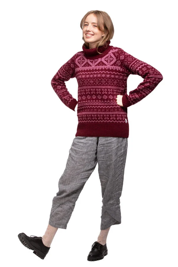 Wollpullover mit magischen Schutzsymbolen