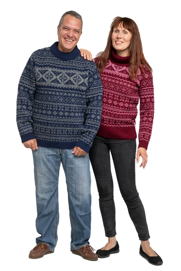 Wollpullover mit magischen Schutzsymbolen