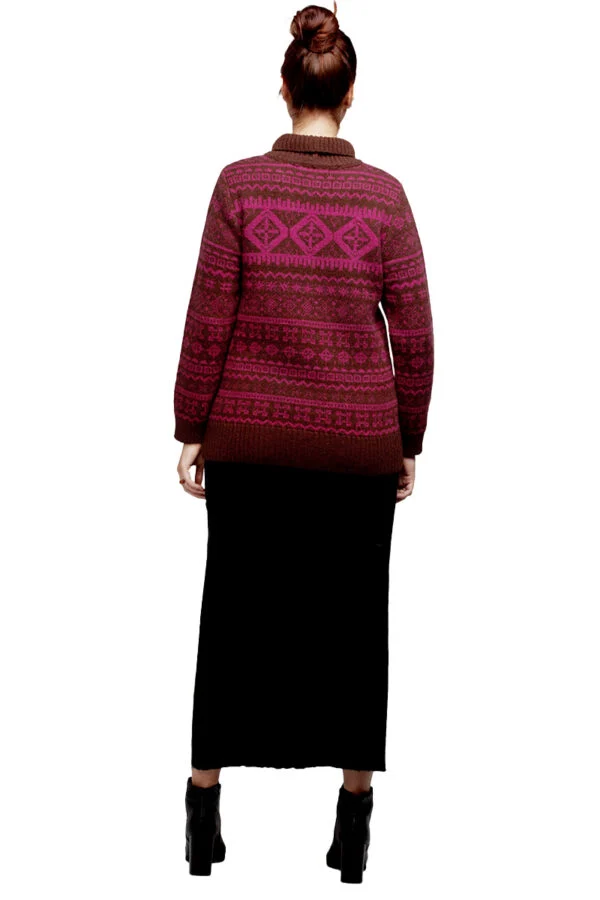 Wollpullover mit magischen Schutzsymbolen