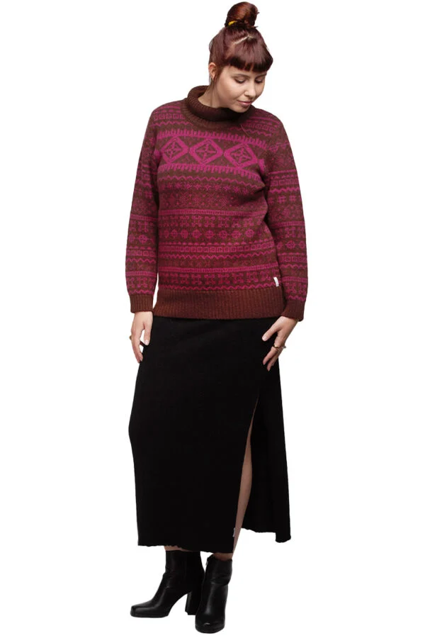Wollpullover mit magischen Schutzsymbolen