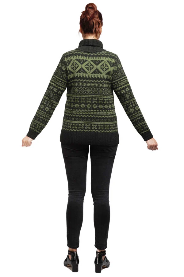 Wollpullover mit magischen Schutzsymbolen