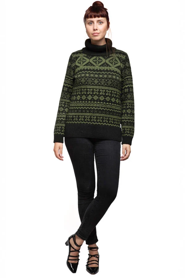 Wollpullover mit magischen Schutzsymbolen