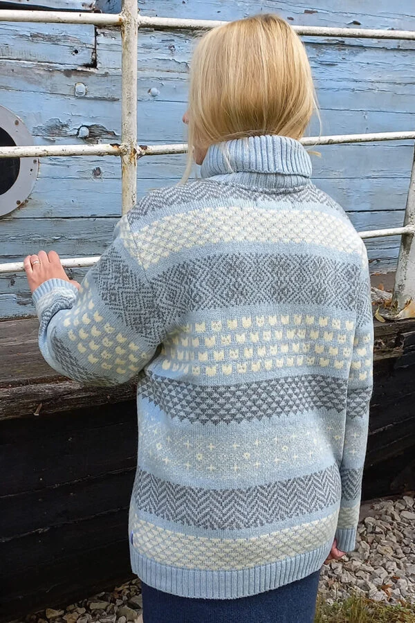 Rullekravesweater i merinould med kattemønstre