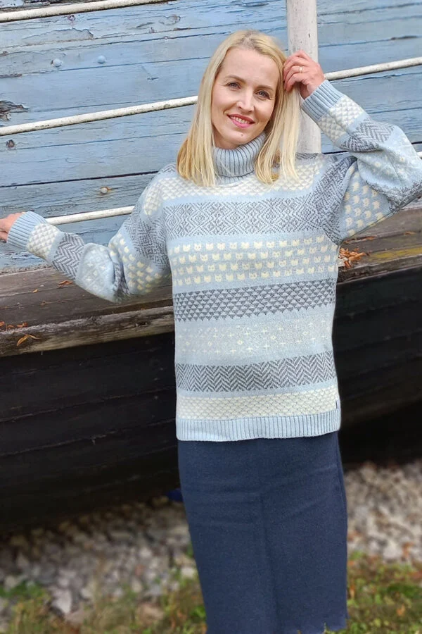 Rullekravesweater i merinould med kattemønstre