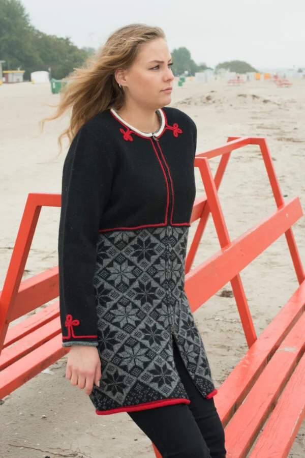 Lange Strickjacke aus Wolle mit Mulgi-Muster