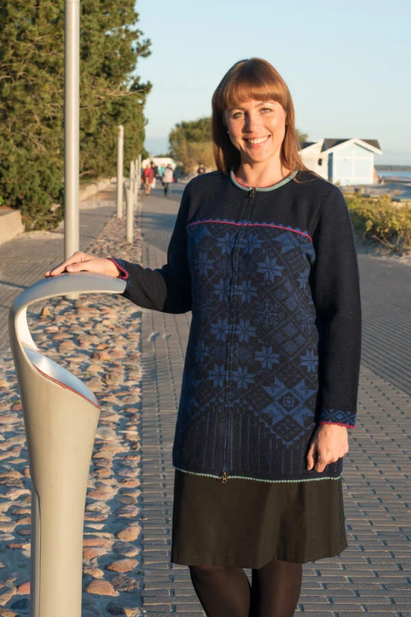 Strickjacke aus Wolle mit Kihnu-Sternmuster und Reißverschluss