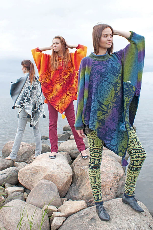 Trekantet uldponcho med store blomster