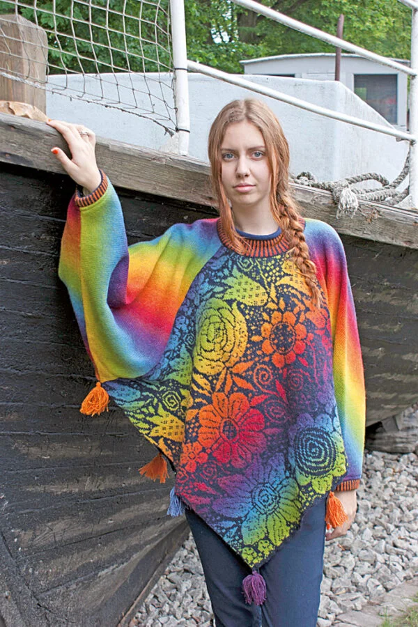 Dreieckiger Wollponcho mit großen Blumen