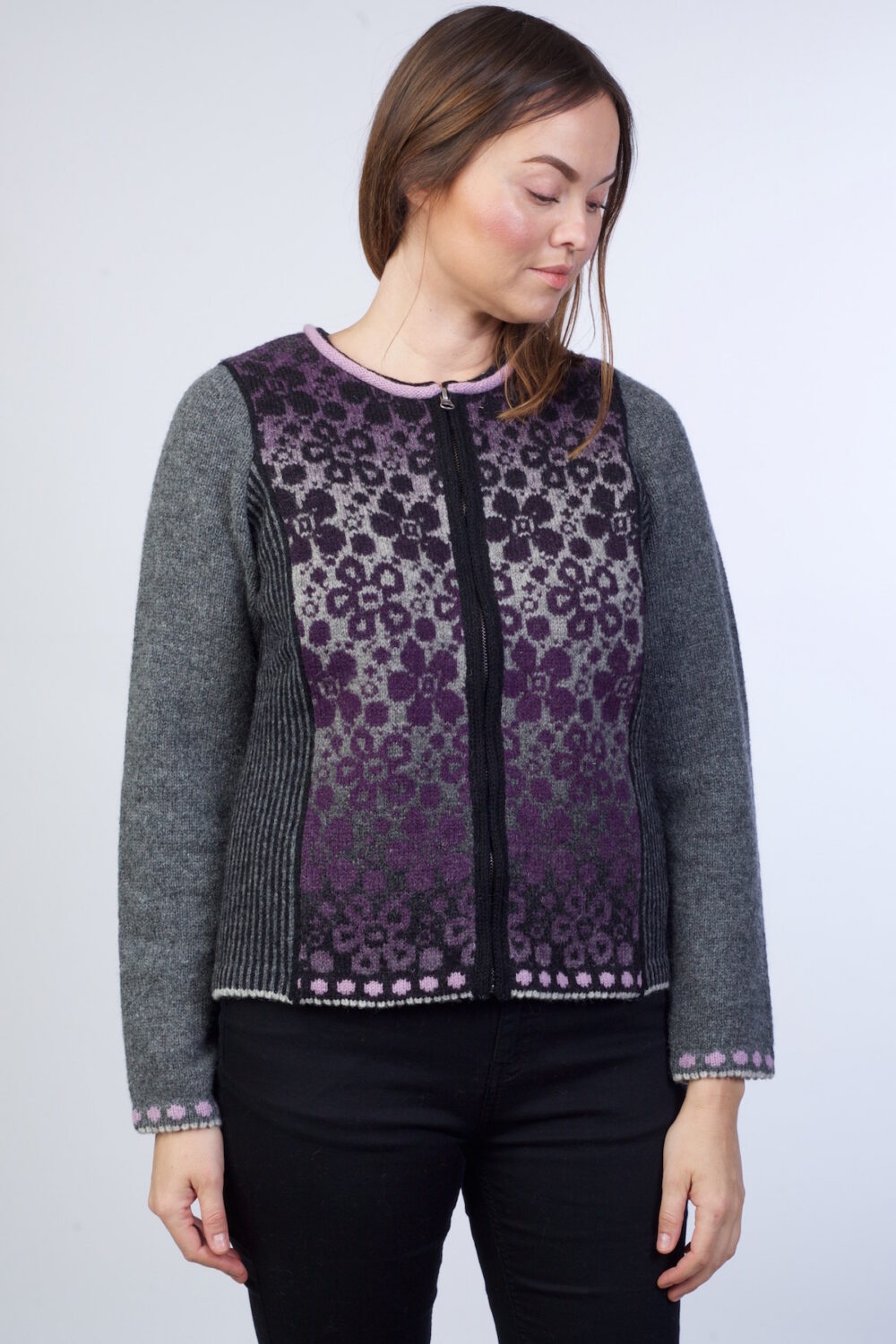 Short wool kardigan with flowers - Image 2
