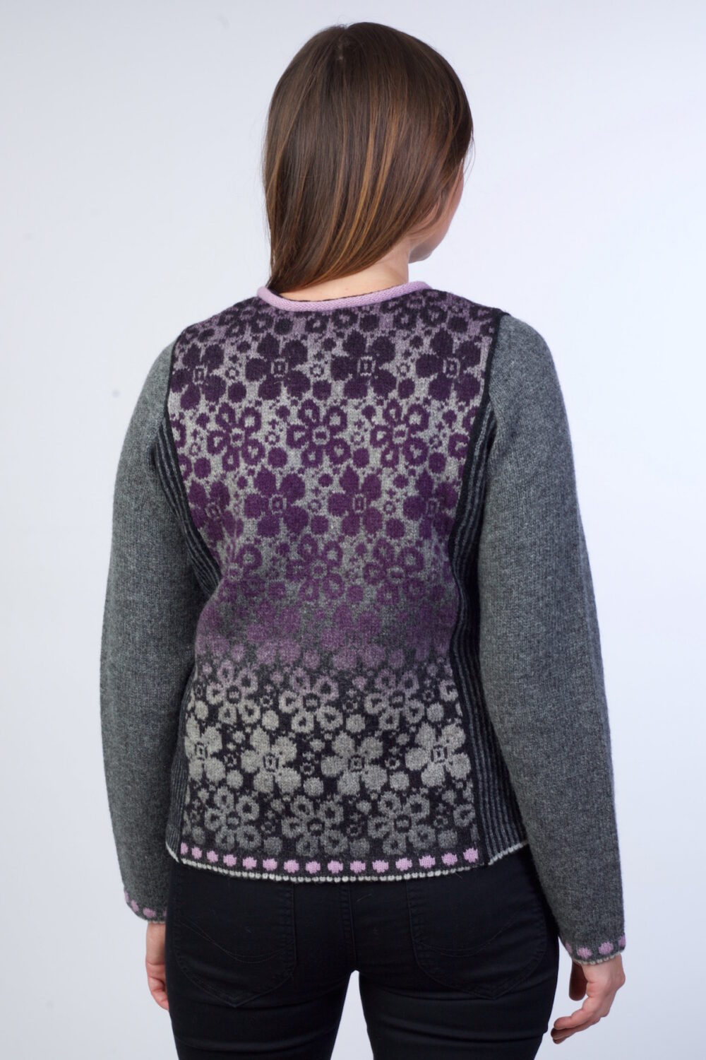 Short wool kardigan with flowers - Image 3