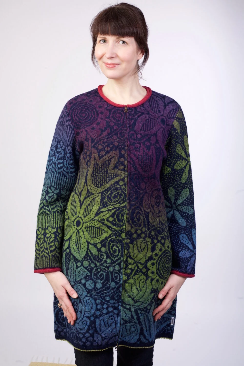 Lange Strickjacke aus Wolle mit Blumenmustern
