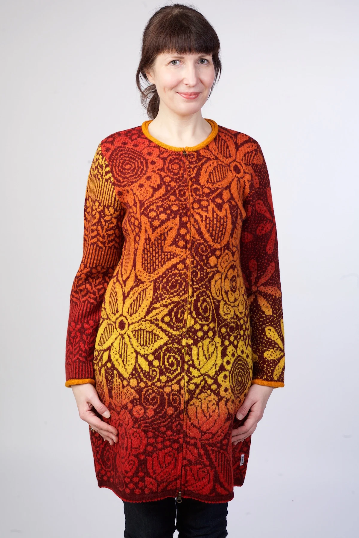orange cardigan effect Lange Strickjacke aus Wolle mit Blumenmustern