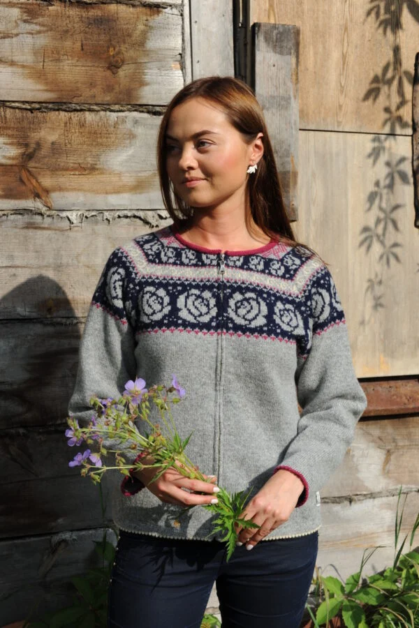 Short wool cardigan with rose pattern and zipper