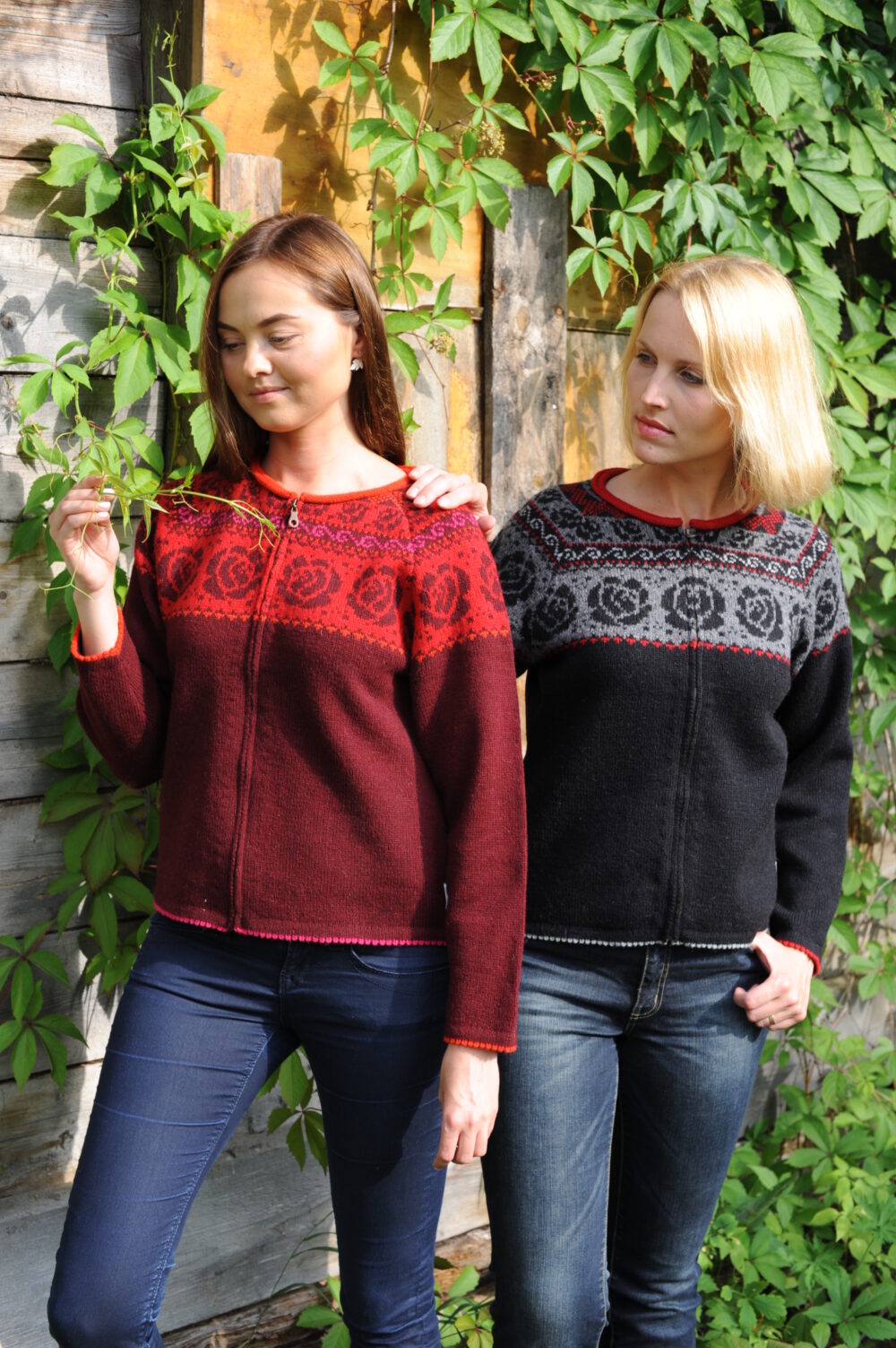 Short wool cardigan with rose pattern and zipper - Image 2