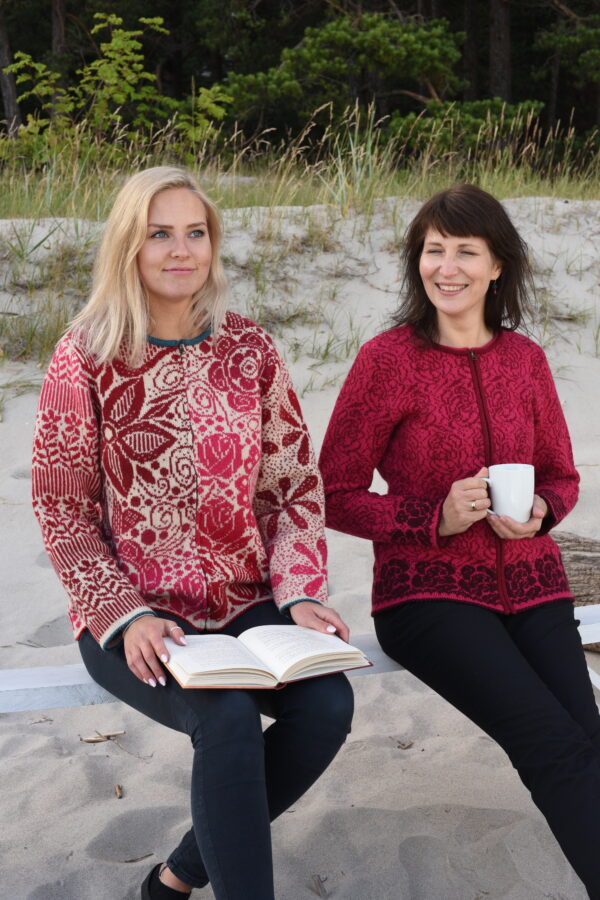 Cardigan with a rose pattern