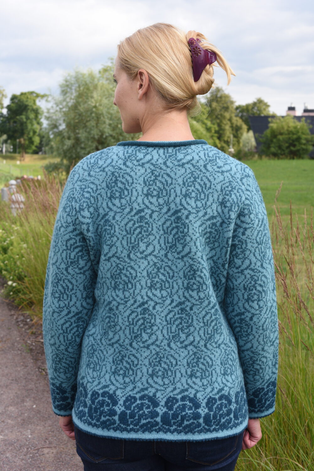 Cardigan with a rose pattern - Image 2