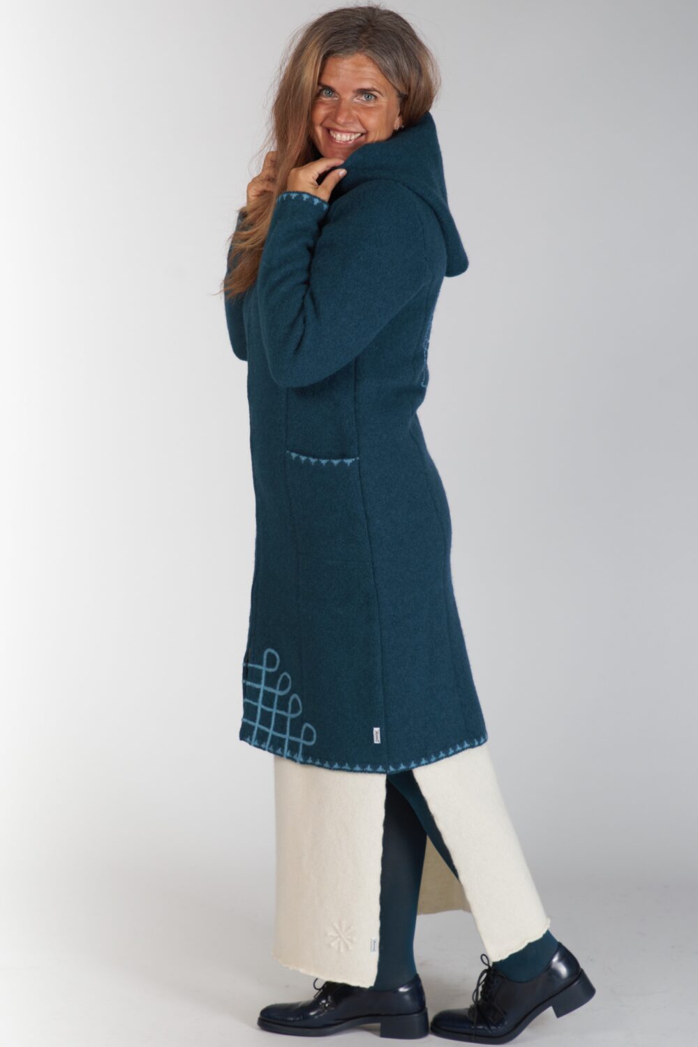 Long wool coat with pockets and a hood - Image 2