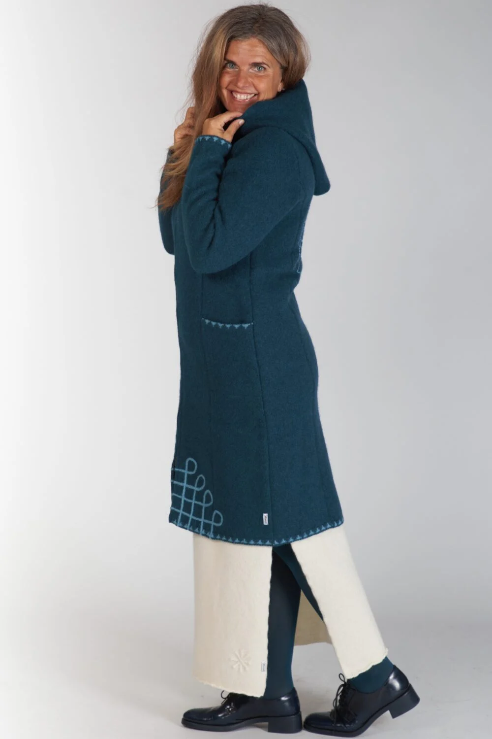 Long wool coat with pockets and a hood – image 2