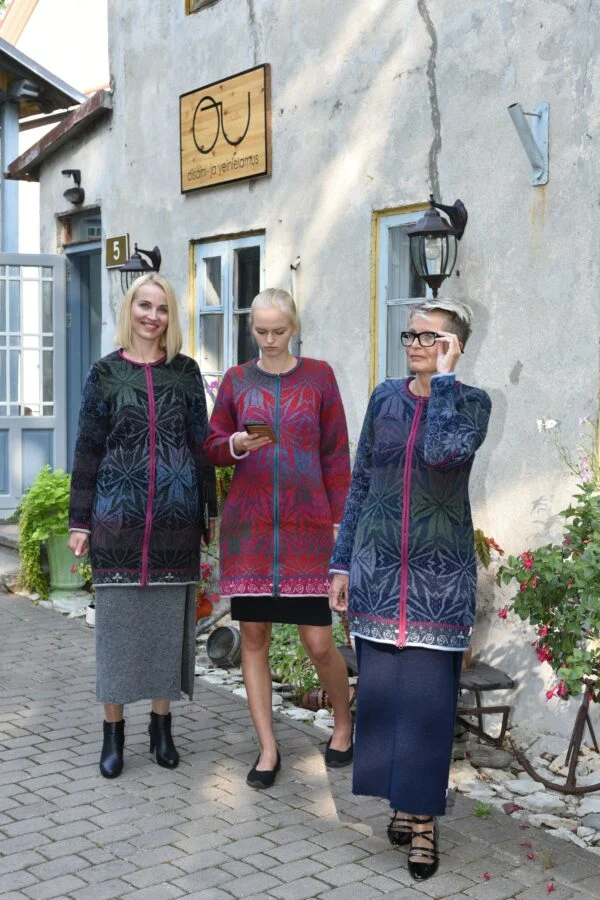 Pikk villane kardigan väemärkide ja rukkilillemustiga
