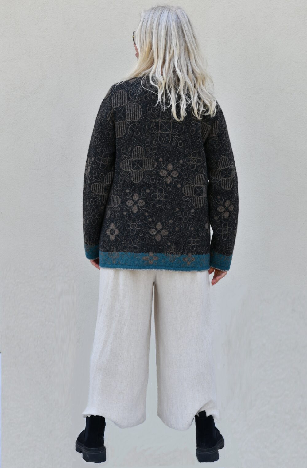 Cardigan with a Tree of Life flower pattern - Image 3