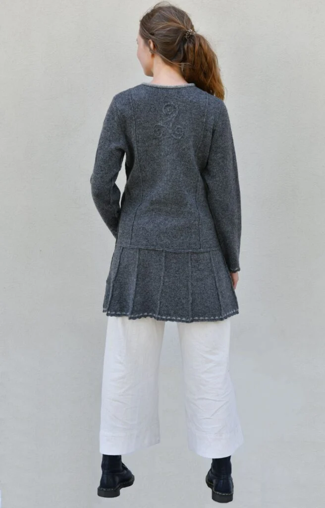 Cardigan-dress with pockets – image 2