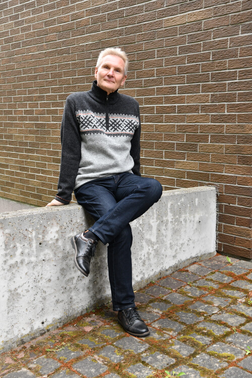 Wool men's pullover with short zipper and power symbols - Image 3