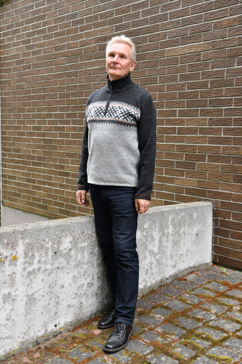 Wool men's pullover with short zipper and power symbols - Image 2