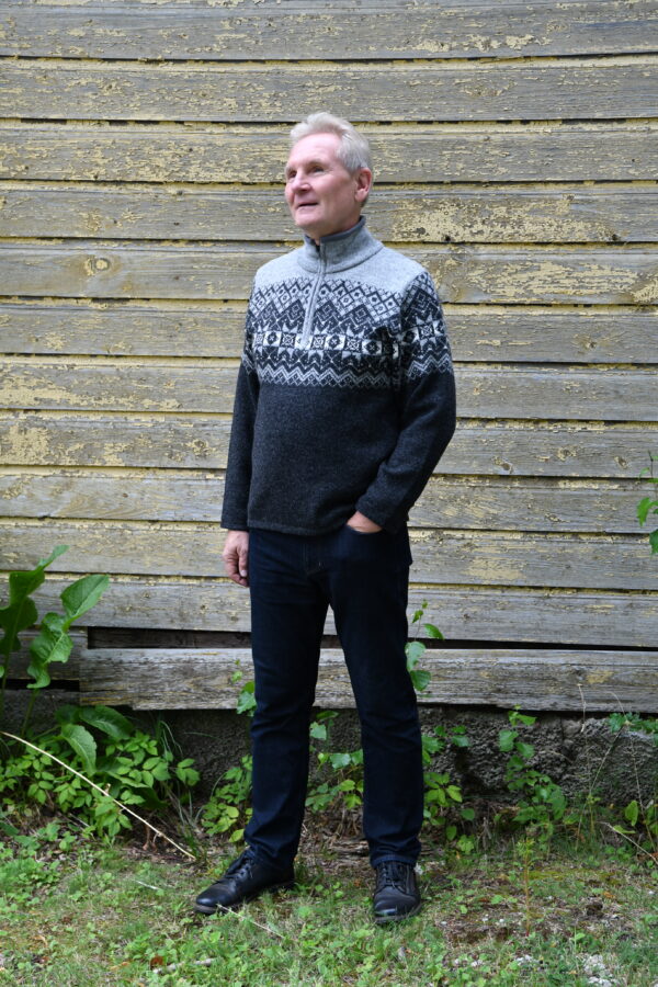 Wool men's pullover with Nordic eight-pointed star pattern