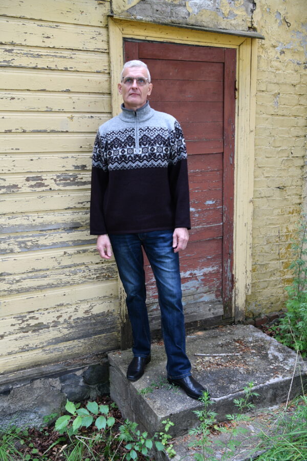 Wool men's pullover with Nordic eight-pointed star pattern