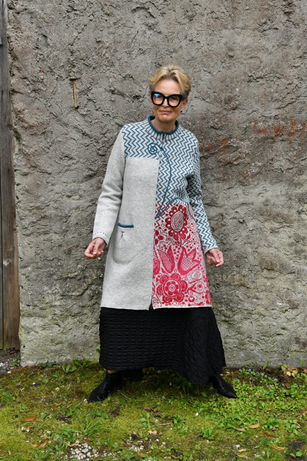 Long cardigan with power flowers, pocket and zigzag pattern - Image 4