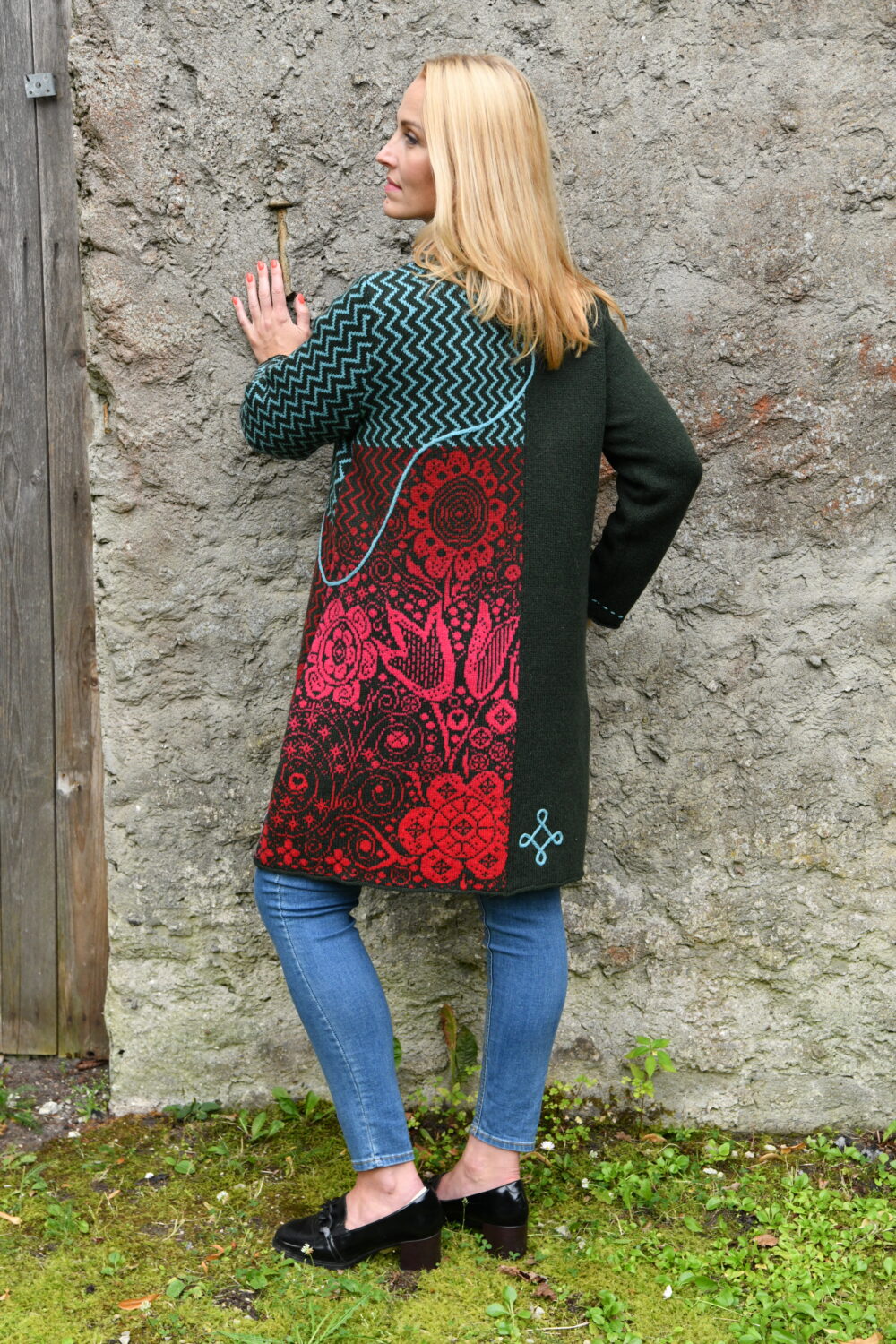 Long cardigan with power flowers, pocket and zigzag pattern - Image 2