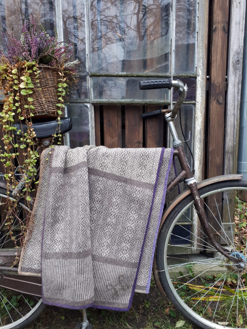 Wool blanket with a loop square protective symbol - Image 2