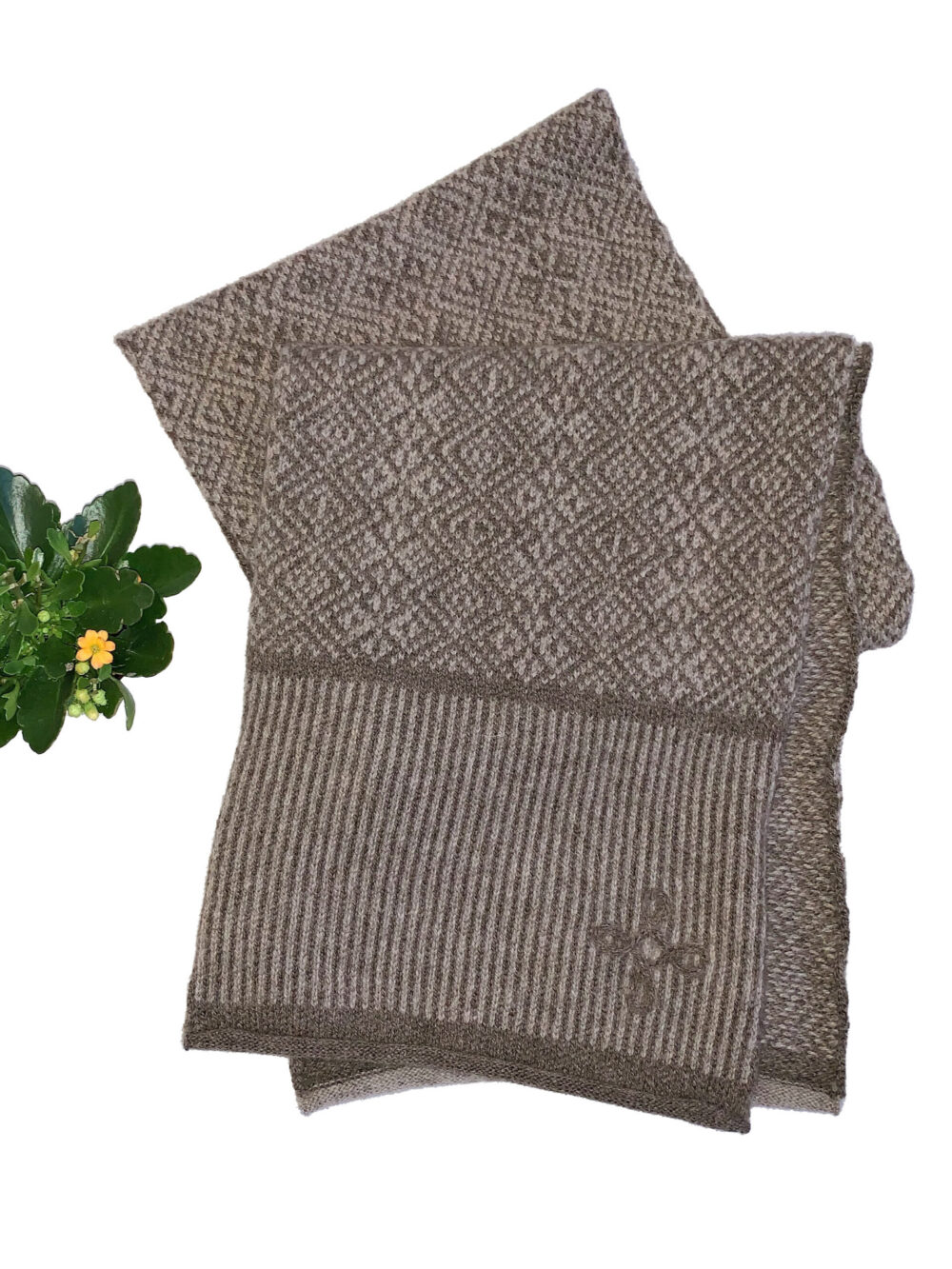 Wool scarf with a protective symbol - Image 3