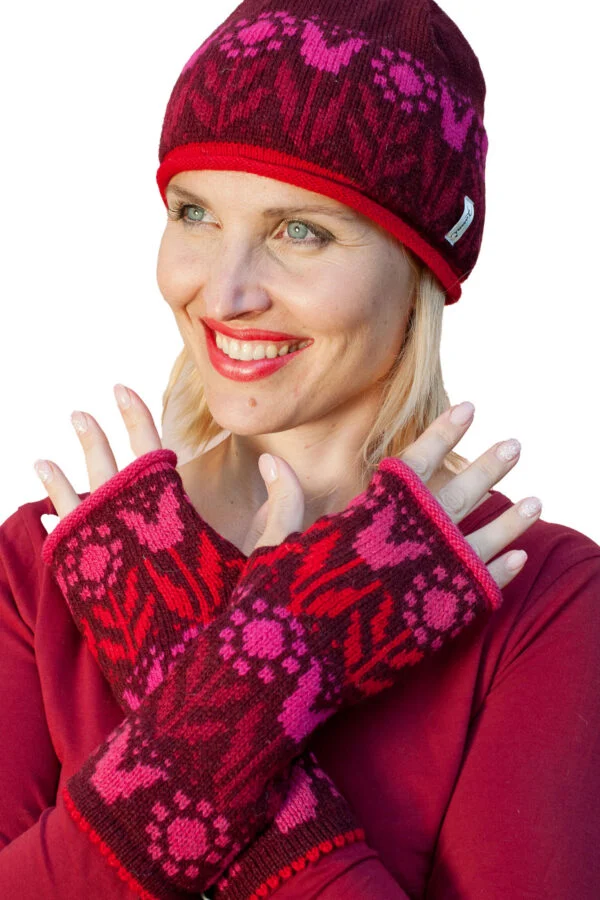 Wool hat with tulip pattern