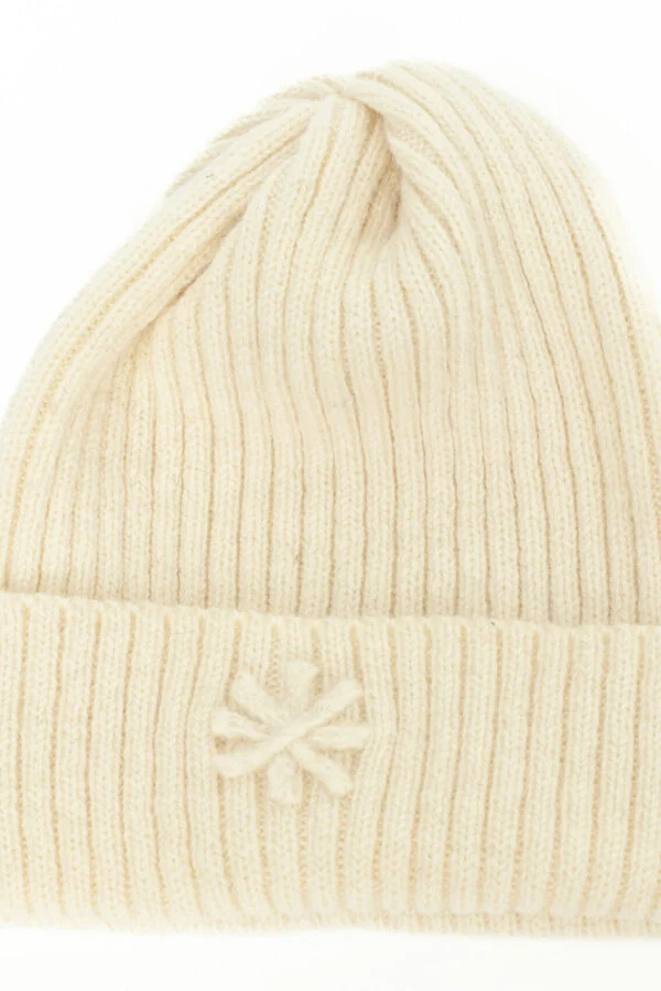 Wool hat in ribbed knit with a power symbol