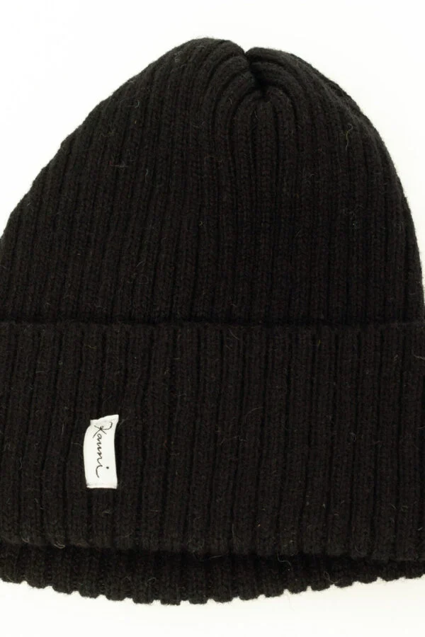 Wool hat in ribbed knit with a power symbol