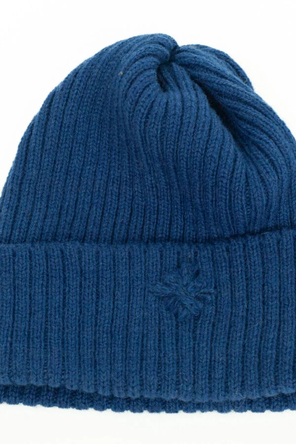Wool hat in ribbed knit with a power symbol