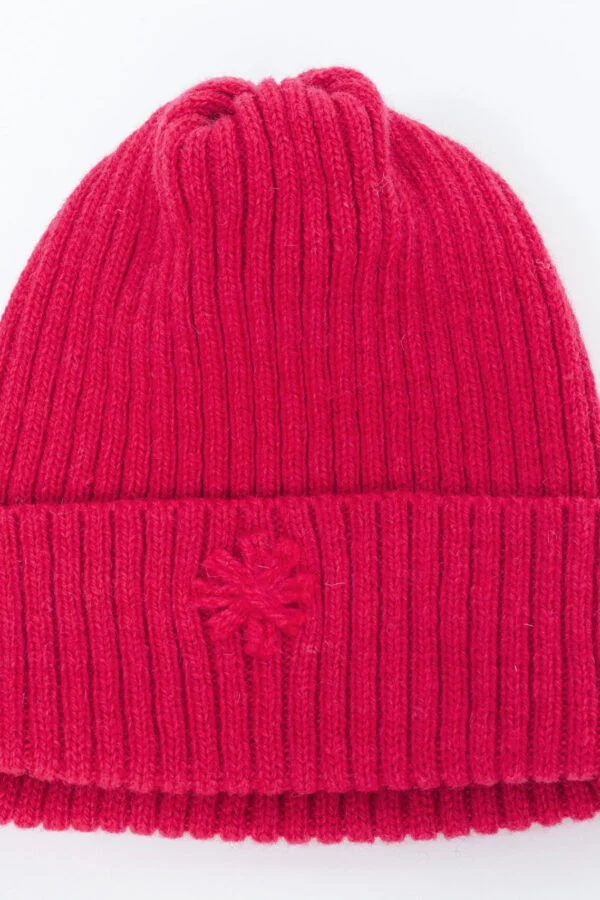 Wool hat in ribbed knit with a power symbol