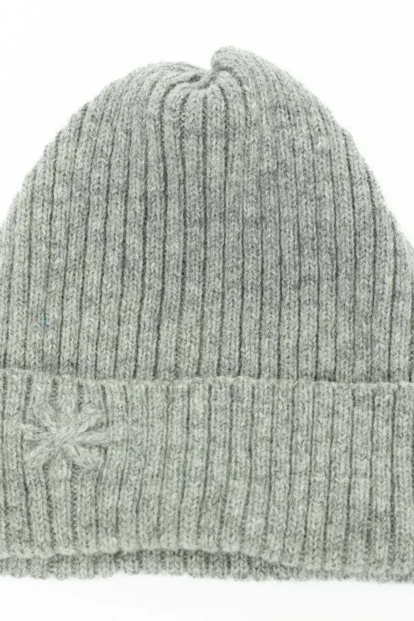 Wool hat in ribbed knit with a power symbol